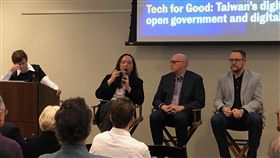 唐鳳與加拿大數位社群領袖座談行政院政務委員唐鳳當地時間5日在創新人才匯集的「多倫多新創中心」，與加拿大知名數位社群領袖面對面座談交流。中央社記者胡玉立多倫多攝  107年11月6日