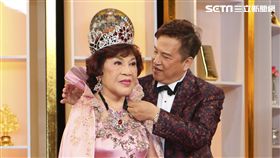 梁朝永為周遊整理禮服。（記者林士傑/攝影）