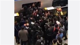 北京,地鐵,尖峰時刻,人浪,大陸　圖／翻攝自微博