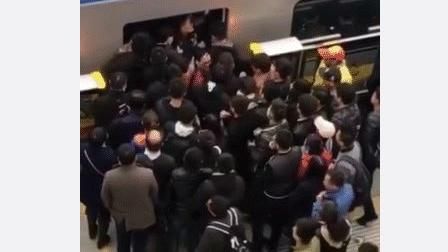 搭地鐵想下車　陸男慘遭人浪吞噬滅頂
