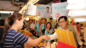 ▲陳其邁市場拜票人氣紅不讓（圖／陳其邁辦公室提供）