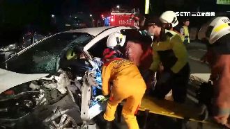 駕駛失控自撞！腳卡方向盤救出後送醫