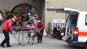 救護車當小黃　花蓮縣首開單1400元「花蓮縣民眾濫用救護車收費實施辦法」自治規則自107年6月27日起正式上路，採使用者付費概念，收取新台幣1400元，以嚇阻少部分民眾濫用救護車的陋習，花蓮縣消防局17日開出首張濫用救護車收費單。圖為演習情形。（資料照片）中央社記者李先鳳攝　107年10月17日