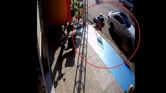 找女友竟撞翻機車　賓士男這下哭哭了