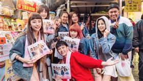 新女團5TEAM和「國民哥哥」傑評向九份遊客宣傳。（圖／超越娛樂）