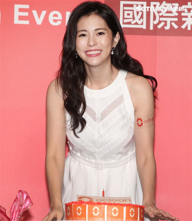 任容萱分享刷牙訣竅並提早過生日。（記者邱榮吉/攝影）