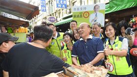 蘇貞昌市場掃街拜票（1）民進黨新北市長參選人蘇貞昌（前右2）7日到板橋的湳興市場跟福德街拜票，沿路向攤商及路過民眾握手致意，請託支持。中央社記者王鴻國攝  107年11月7日