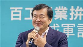 洪耀福：高雄市長選情　緊張中帶穩定民主進步黨籌組的「百工百業拚經濟助選團」26日成軍，民進黨秘書長洪耀福（圖）出席記者會受訪表示，民進黨高雄市長選情一直都很穩定，有緊張，緊張中帶穩定；民進黨新北市長選情則是倒吃甘蔗，非常有信心。中央社記者裴禛攝　107年10月26日