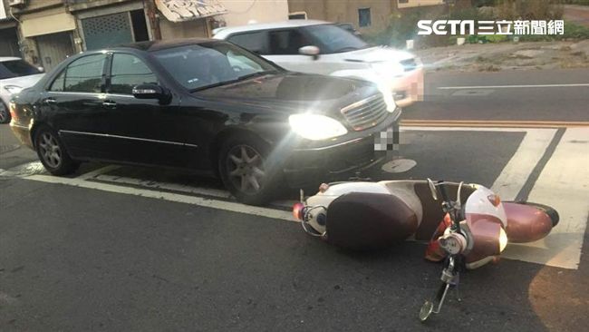 衝停等區撞騎士　賓士男：車道車開的