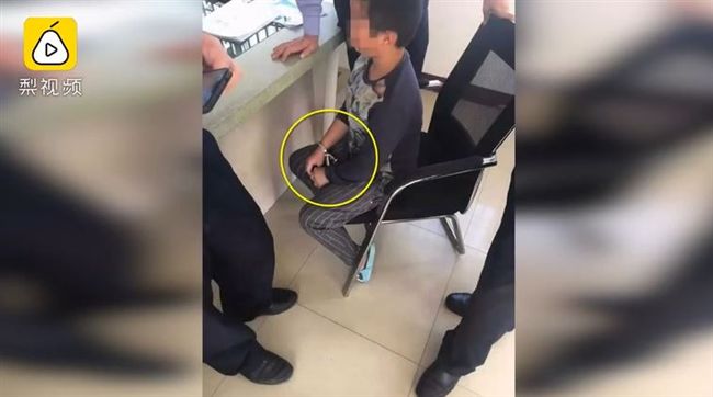 男童手被上銬路邊大哭　原因好傻眼！