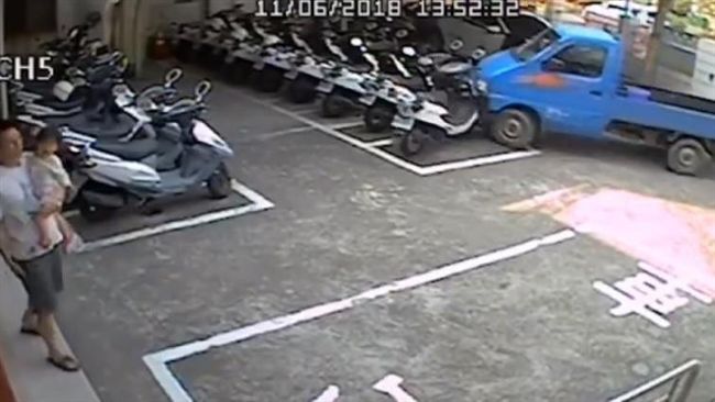老婦油門當煞車踩　整排警車慘遭擊飛