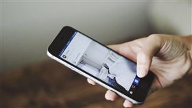 滑手機 示意圖
https://pixabay.com/en/hand-phone-cellphone-smart-phone-1148981/