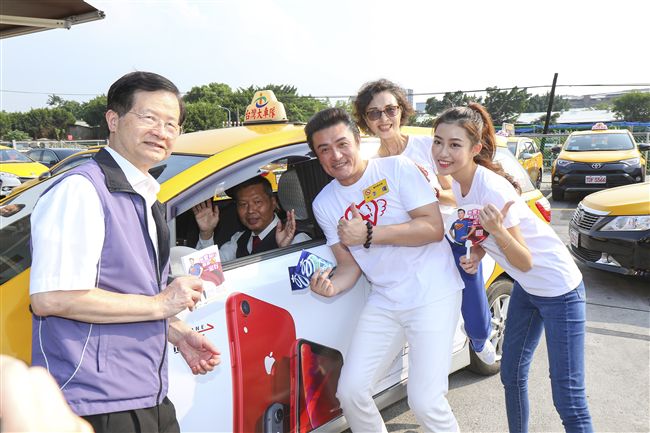 陳淑麗、李㼈、宋蘋恩與衛生局長黃世傑發戒菸護照給運將們助戒菸。（記者林士傑/攝影）
