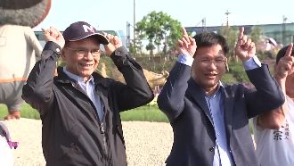 游錫堃訪花博逗趣學牛叫　力挺林佳龍