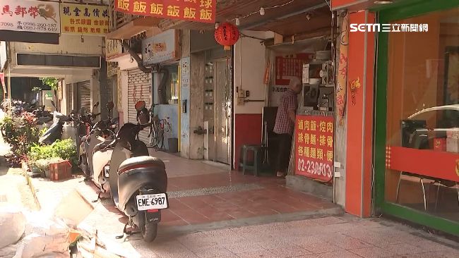 桌椅擺騎樓違規！建中生坐出店外遭毆