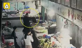 神秘客塞禮物：買菜算便宜點！菜販打開「是44萬現金」（圖／梨視頻）