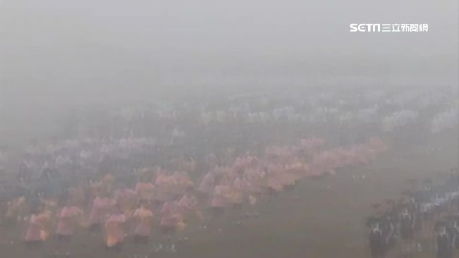 驚人畫面！霧霾中學生跳早操全體消失