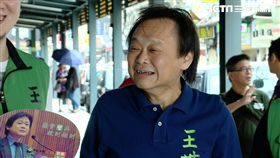 王世堅議員開玩笑要幫李懿開車門！
李懿與學長們走到市場掃街拜票。
王世堅議員展現出超級親和力的笑容。
李懿忙著幫王世堅議員記行程。
李懿在車上問王世堅議員有時間吃飯嗎？