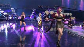 日前她們在韓國表演歌曲，四名虛擬人物居然同時現身表演，嚇壞現場上萬名玩家。（圖／翻攝自YouTube）