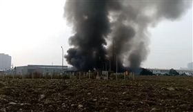 新北,泰山,火警,工廠,全面燃燒（圖／翻攝畫面）