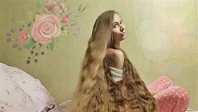 ▲古巴諾娃留了15年長頭髮。（圖／翻攝自Dashik Gubanova IG）