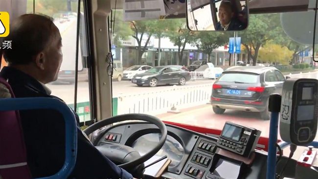 公車內貼「忍」字　司機舉動讓人心疼