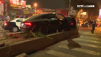 為閃違規三寶　百萬名車失控撞分隔島