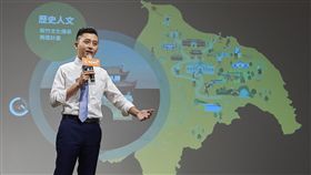 端牛肉拚連任　林智堅推5大城市願景（2）爭取連任的民進黨籍新竹市長林智堅26日發表核心、田園、智慧、友善及美學等5大城市願景，他表示，新竹市很幸運，有許多專家、學者共同參與點亮城市，讓全台灣看見城市的進步與改變，未來將透過5大城市願景擘畫，提升市民生活品質。中央社記者魯鋼駿攝　107年10月26日