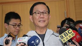丁守中回應媒體提問（2）國民黨台北市長參選人丁守中（前）5日在國民黨中央黨部，接受媒體聯訪。中央社記者吳家昇攝  107年11月5日