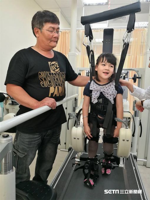 小欣因重度腦性麻痺四肢行動受限,下肢透過復健機器人的步態訓練,如今已能自主站立。(圖/記者楊晴雯攝)