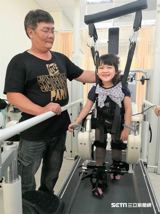 小欣因重度腦性麻痺四肢行動受限,下肢透過復健機器人的步態訓練,如今已能自主站立。(圖/記者楊晴雯攝)