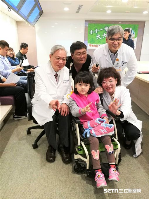 小欣因重度腦性麻痺四肢行動受限,下肢透過復健機器人的步態訓練,如今已能自主站立。(圖/記者楊晴雯攝)