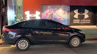 冒充立院貴賓車　違停紅線遭民眾怒譙