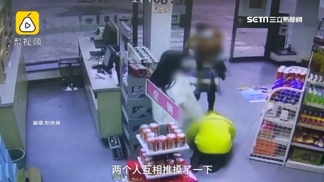 三寶母女開車撞柱　反逼員工下跪磕頭