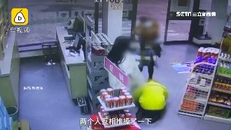 三寶母女開車撞柱　反逼員工下跪磕頭