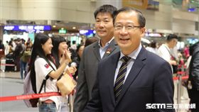 中職會長吳志揚和總教練黃甘霖返台。（圖／記者王怡翔攝影）