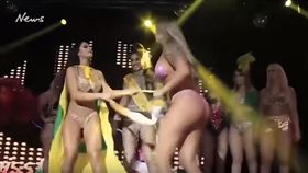 巴西日前舉辦一年一度的「美臀小姐」選拔比賽，由一名31歲的選手桑塔娜（Ellen Santana）奪冠，但一名來自奧格蘭德州的落選選手烏瓦（Aline Uva）相當不滿，突然跑上台上搶走桑塔娜的冠軍彩帶，直嗆「前3名屁股都做過整形手術！」（圖／YouTube《Vi cá tiền truyện sửu nhi》