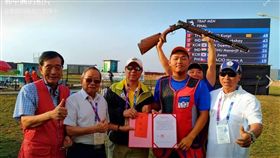 郭中興（左2）獲得終身成就獎。（圖／翻攝自郭中興臉書）