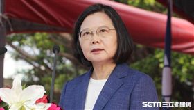 總統蔡英文8日出席在海軍左營基地舉行的海軍銘傳艦、逢甲艦的成軍典禮。（圖／記者邱榮吉攝影）