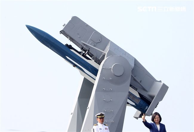 總統蔡英文主持海軍「銘傳、逢甲艦」成軍典禮。（記者邱榮吉/攝影）