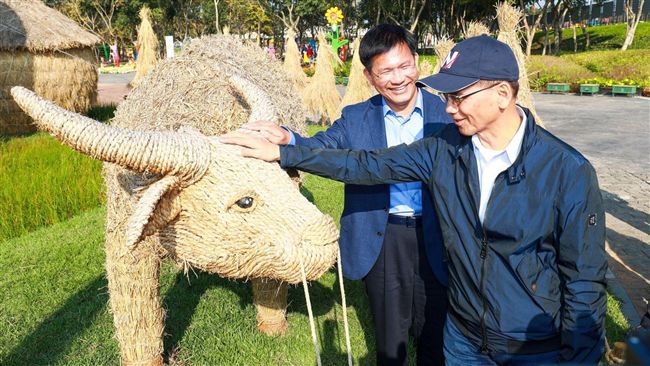 游錫堃訪花博　與林佳龍在水牛前合影
