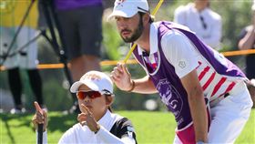 徐薇淩（左）與桿弟討論推桿路線。（圖／裙襬搖搖高爾夫基金會提供）