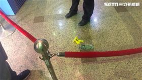 陳男前往中天電視台大廳縱火，夏姓保全上前及時阻止（翻攝畫面）