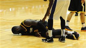 金酒洋將杰倫（Jalen Billup）受傷倒地不起（圖／中華籃協提供）