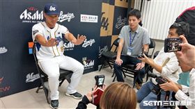 王柏融接受日本媒體訪問。（圖／記者王怡翔攝影）