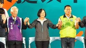 百工百業挺改革宜蘭場　蔡英文為陳歐珀站台民進黨2018百工百業挺改革系列活動宜蘭場26日晚間登場，黨主席蔡英文（中）出席，為黨提名的宜蘭縣長參選人陳歐珀（右）站台拉票。中央社記者沈如峰宜蘭縣攝　107年9月26日