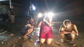 印尼,變性付婦人遭員警用高壓水槍噴（圖／翻攝自推特）