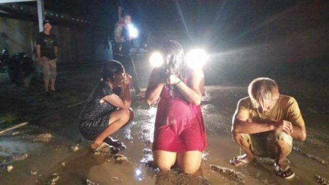 妳們靈魂髒…警持高壓水槍怒洗變性人