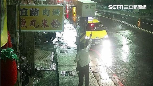 不滿超速被拍　運將便利貼「貼瞎」它