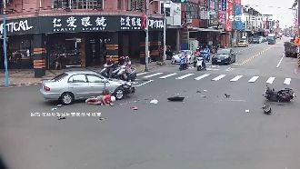 轎車左轉對撞機車　騎士翻一圈重摔